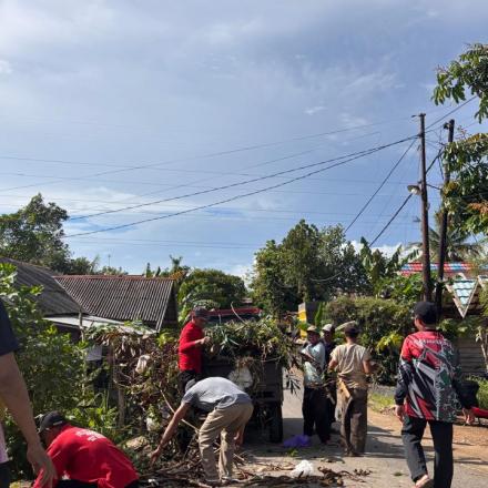 Pemerintah Desa Tanah Abang Gelar Kegiatan Jumat Bersih Bersama Masyarakat